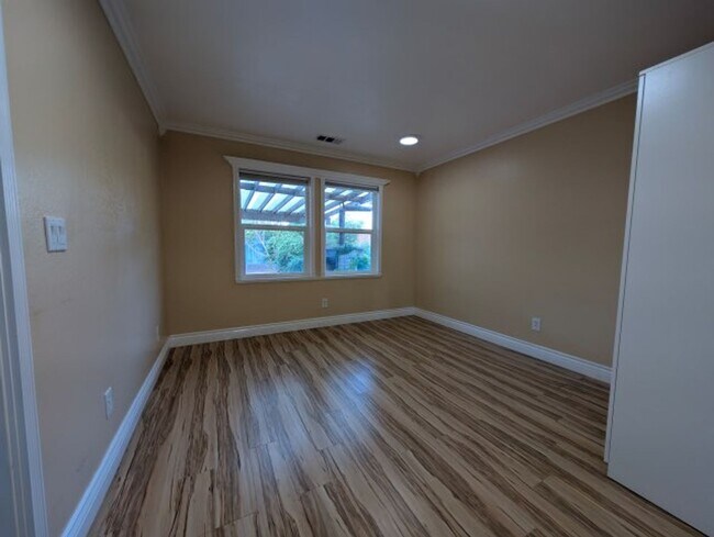 Building Photo - Coming soon! 3 bed, 2 Bath in centrally located community of Redlands