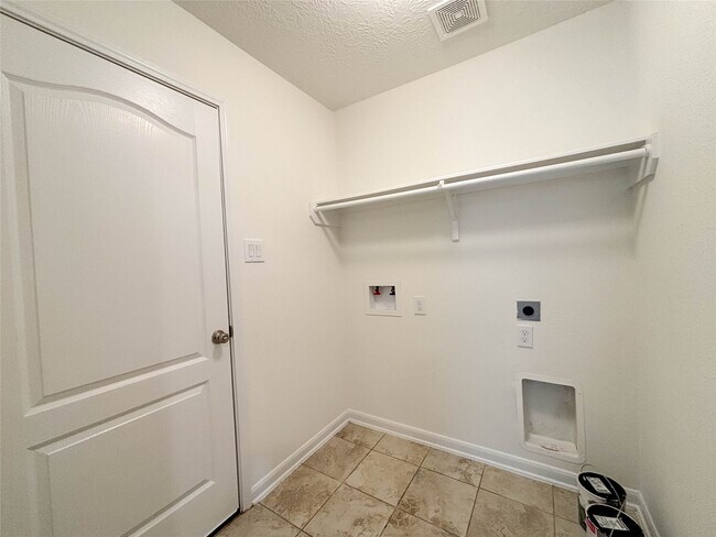 Building Photo - 2527 Boxwood Park