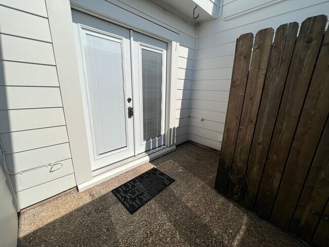 Building Photo - BEAUTIFUL TOWNHOME WITH COMMUNITY POOL AND...