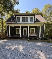 Building Photo - Country setting just outside of White Bluff