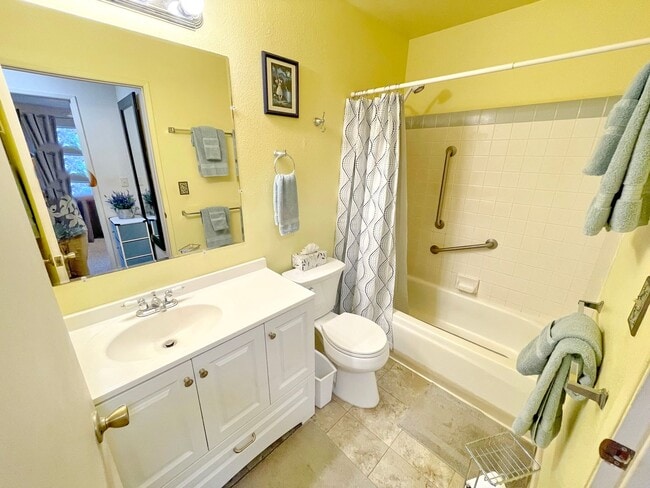 Building Photo - Southpointe - Furnished 2 Bed / 1 Bath Ground Floor Unit w/fenced in yard