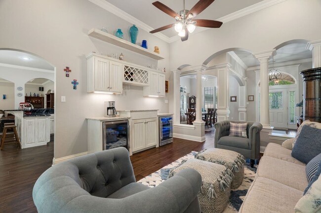Building Photo - Luxury Living