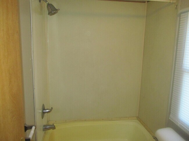 Building Photo - 413 Debby St