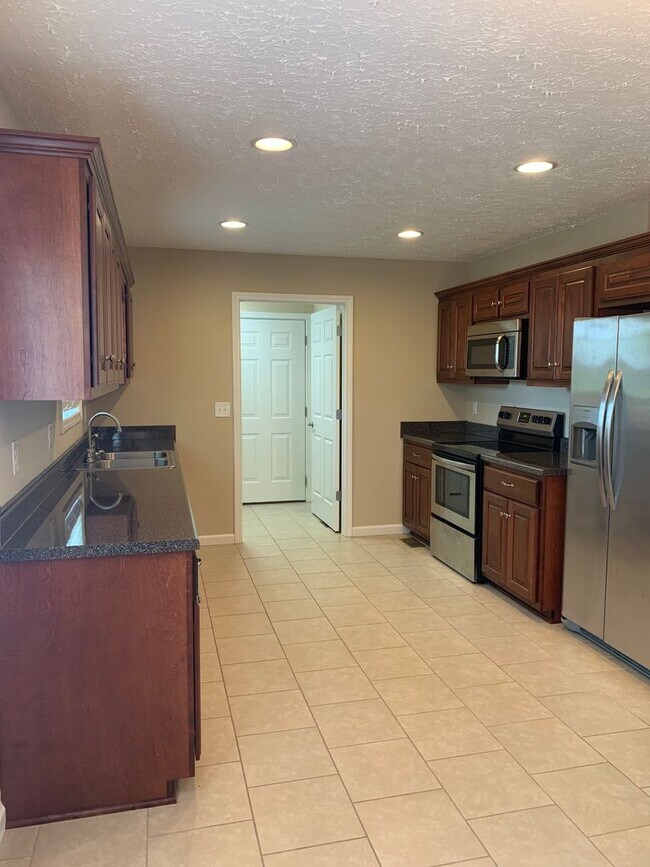 Building Photo - 3 Bedroom, 2 Bath Home Located in Manchester