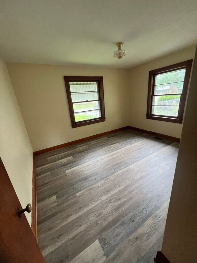 Building Photo - FOR RENT - 2 Bed, 1 Bath on Rose Ave