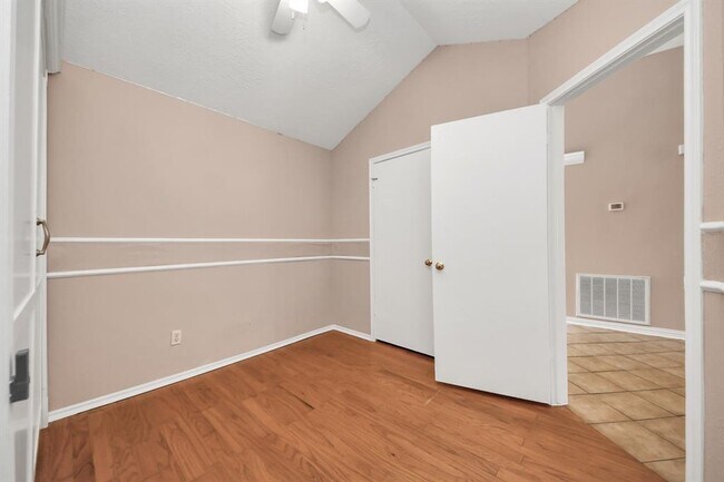 Building Photo - 12922 Grovemill Dr