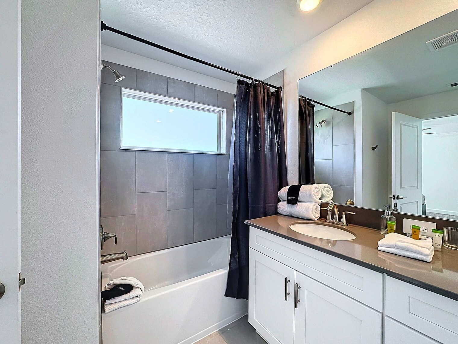 Building Photo - 2701 Scrapbook St