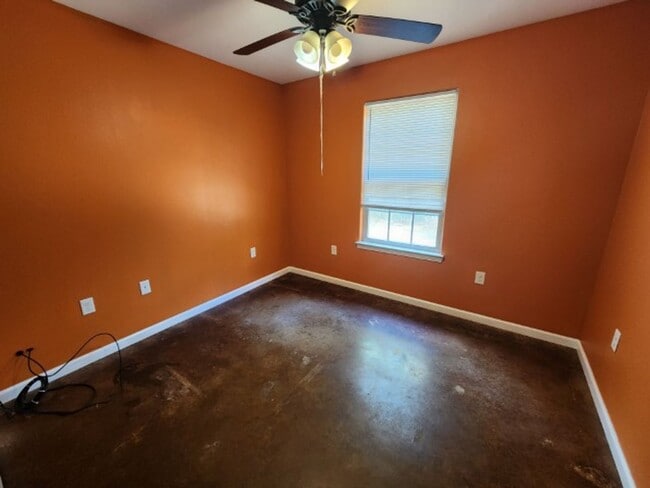 Building Photo - 9 Wilma Ln