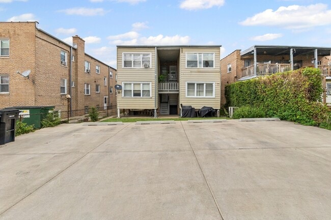 Building Photo - 2553 W Summerdale Ave