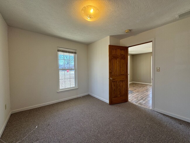 Building Photo - Quaint Three Bedroom Home with Jacuzzi Tub!