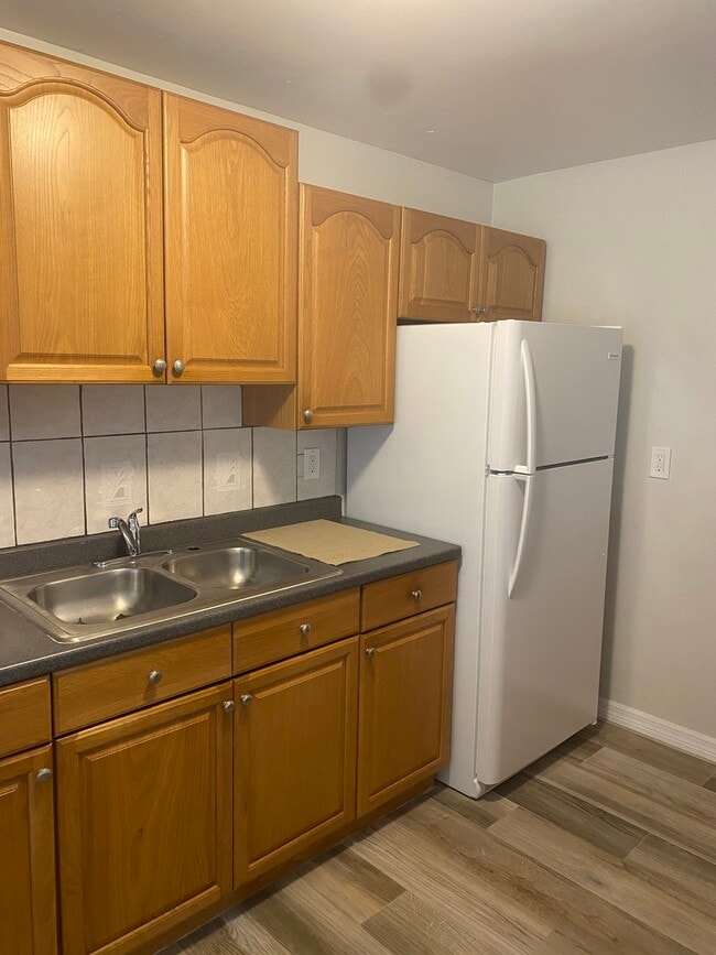 Building Photo - 8485 Sunset Dr