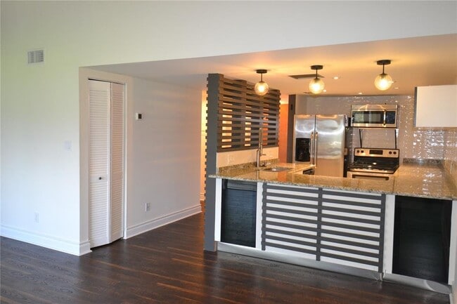 Building Photo - 2585 Countryside Blvd