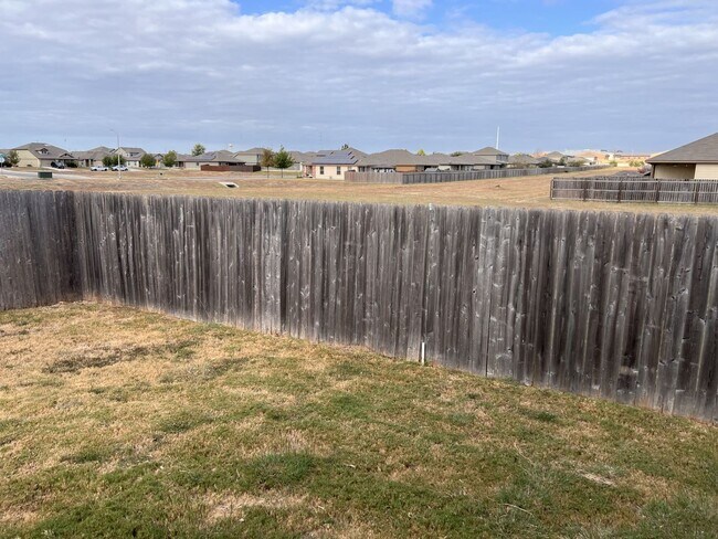 Building Photo - Spacious & Stylish Duplex in New Braunfels!