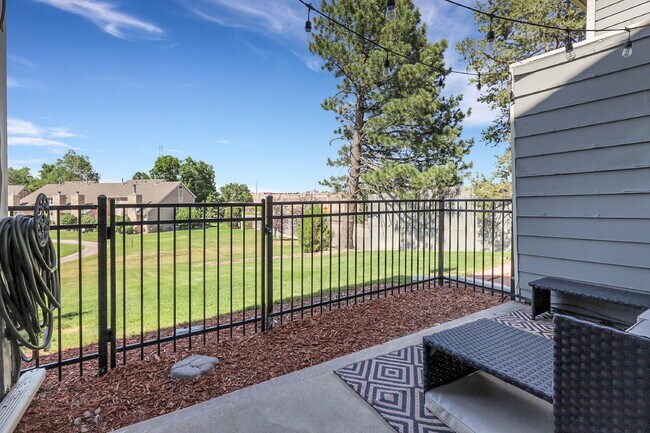 Building Photo - $2,400 - 3 Bed, 2.5 Bath Townhome with Fin...