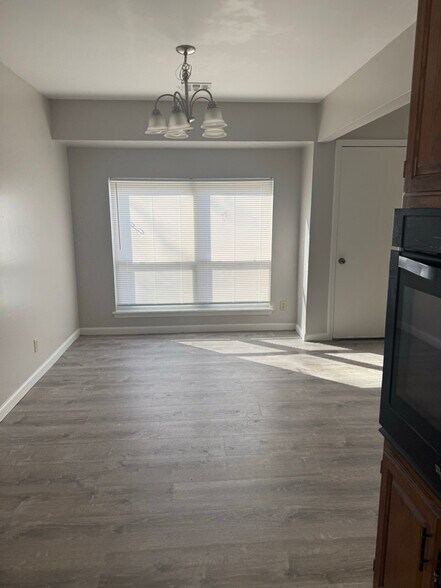 Building Photo - 1716 N Butternut Ave