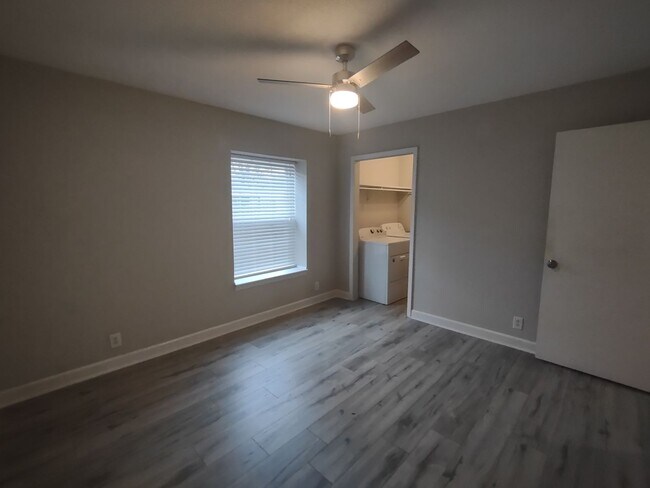 Building Photo - Pristine move-in ready condo located in Di...