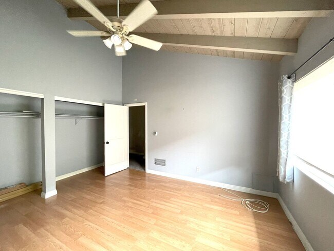 Building Photo - Updated 2 bedroom split level townhome