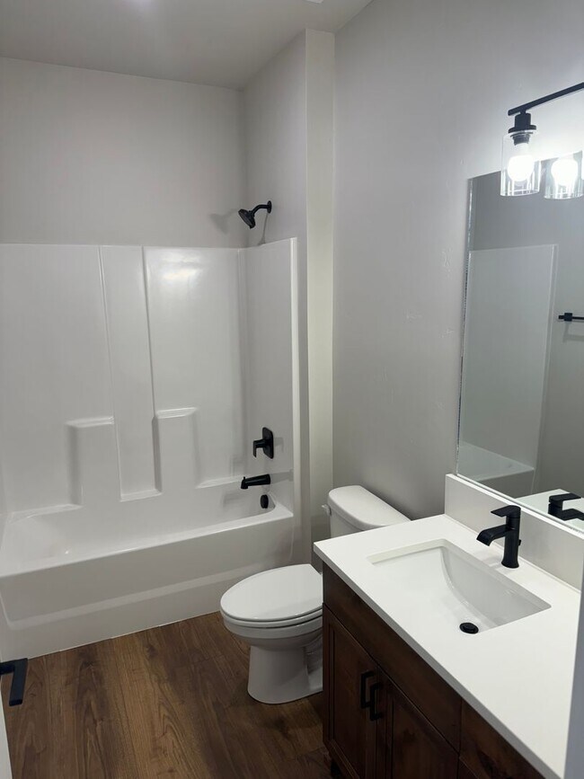 Building Photo - BEAUTIFUL 3 Bed 2 Bath Twin home in Sugar city!