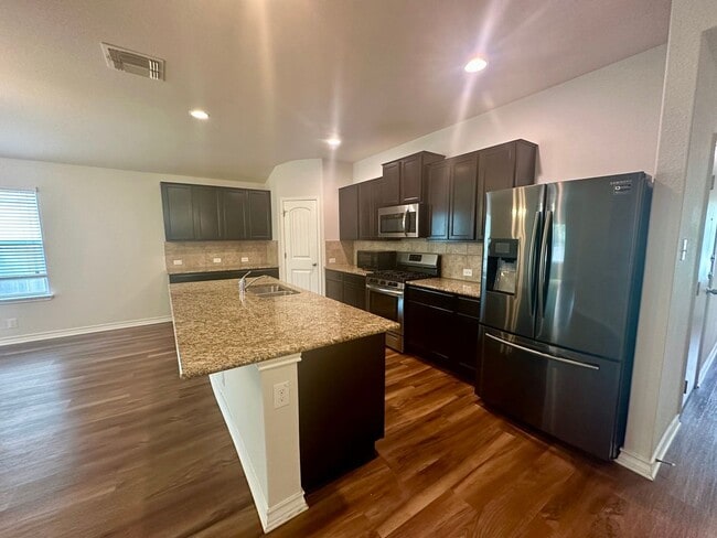 Building Photo - Fantastic Amenities ~ 4/2 Single Story w/ Refrigerator/Washer/Dryer Included ~