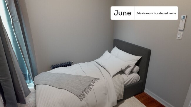 Building Photo - 208 E 95th St