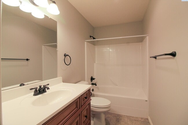 Building Photo - 3 Bed/2.5 Bath Kennewick Townhouse