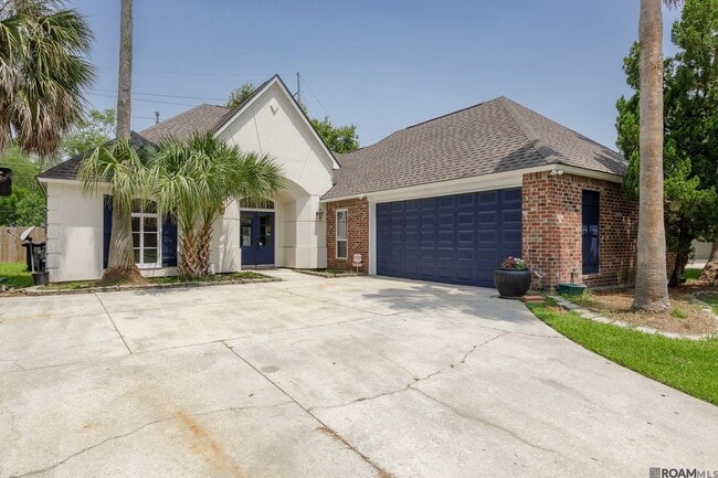 Building Photo - 10417 Oakline Dr
