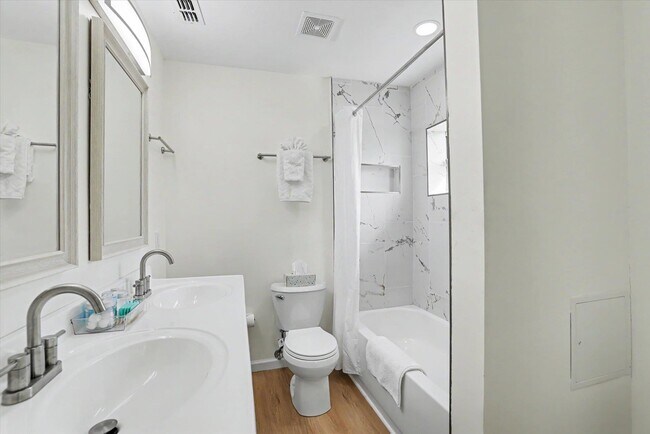 Building Photo - 713 Stafford St