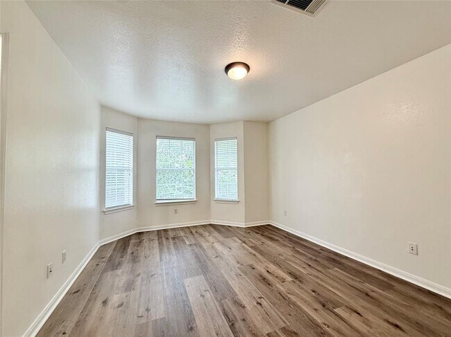Building Photo - 4025 Meadow Bluff Way