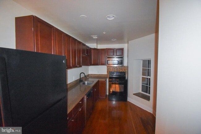 Building Photo - 13 S St NE