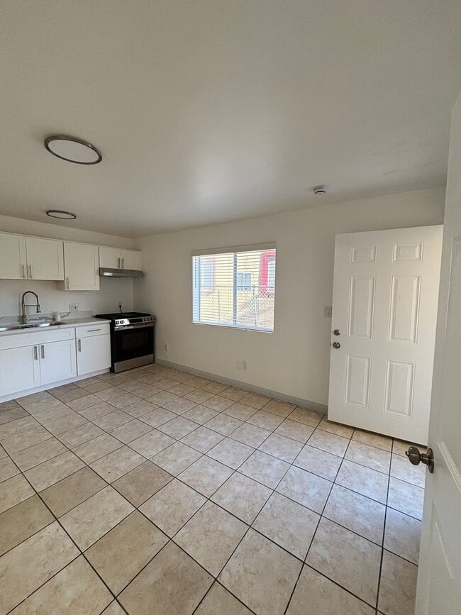 Building Photo - Beautiful Newly Renovated 1 Bedroom in Lon...