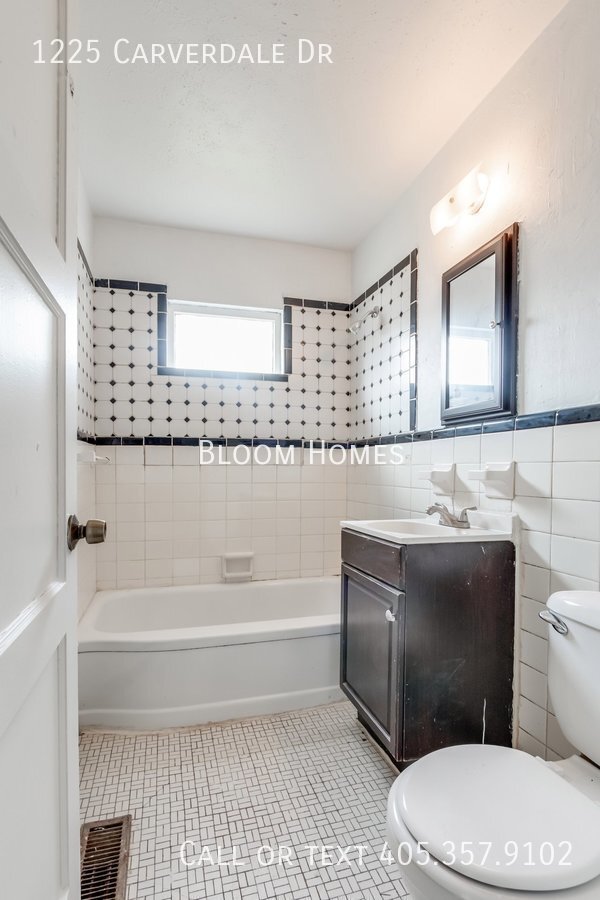 Building Photo - 1225 Carverdale Dr