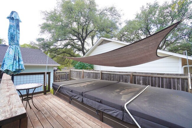 Building Photo - 4600 Pelham Dr