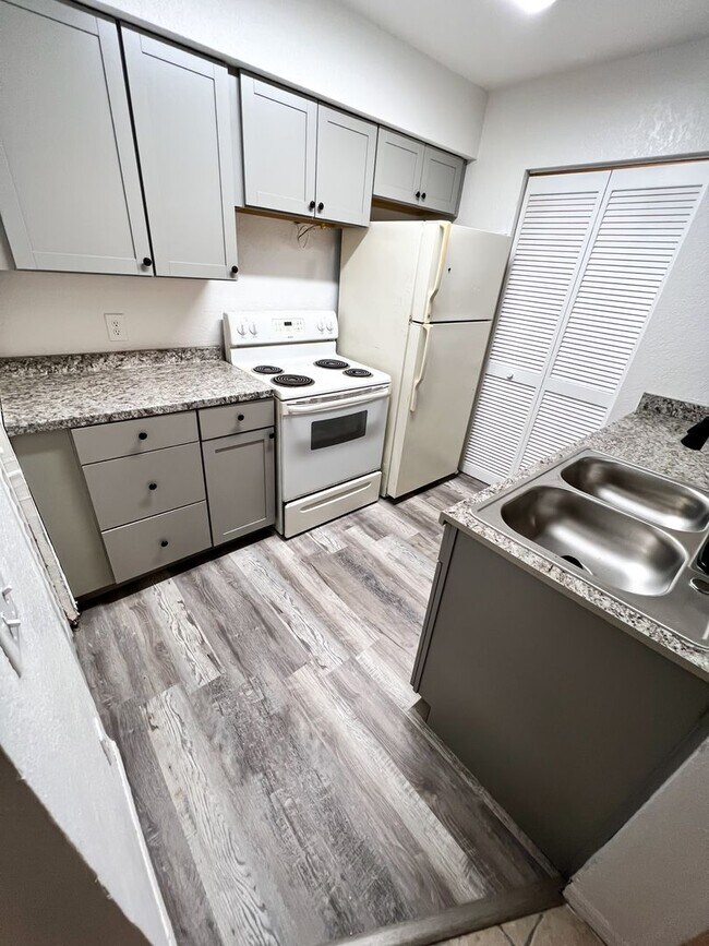 Building Photo - ** FOR SALE w/ FRI Agent ** TW4013