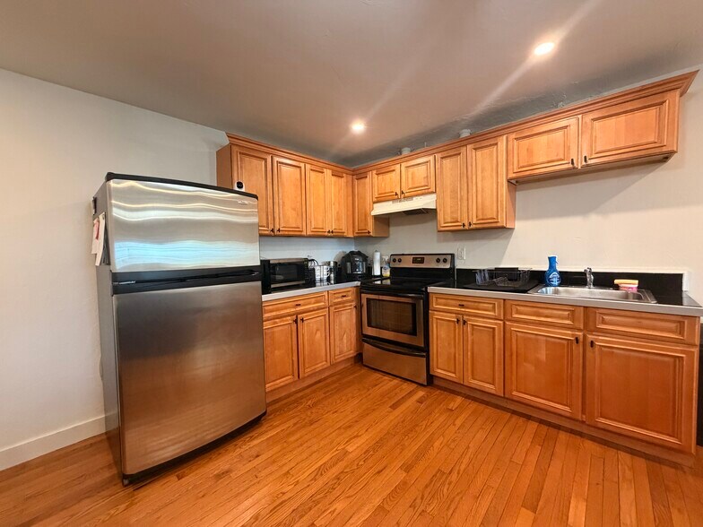 Building Photo - 532 East St