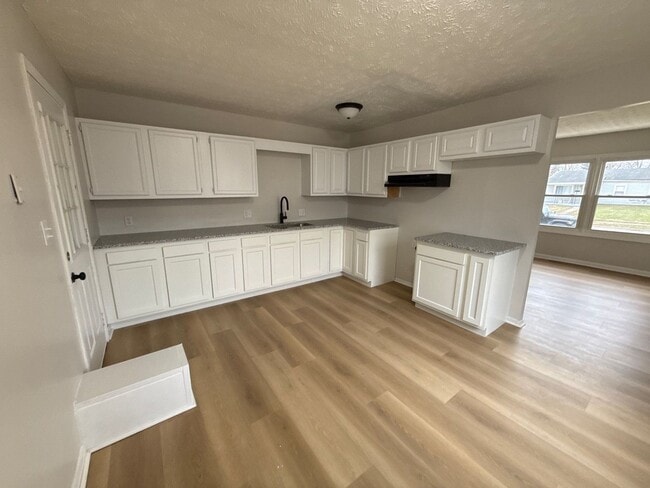 Building Photo - Beautifully Updated 3BR Home w/ Fenced Yard & 2-Car Garage