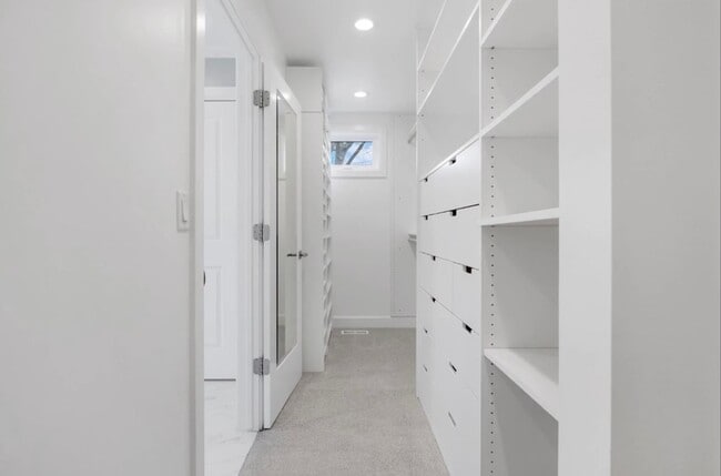 Building Photo - Spacious home for rent -  2.2 miles from t...