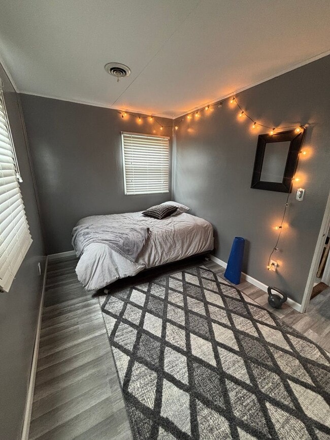 Building Photo - Charming 2-Bedroom Home in La Crosse Close...