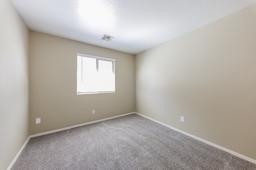 Building Photo - 11402 W Davis Ln