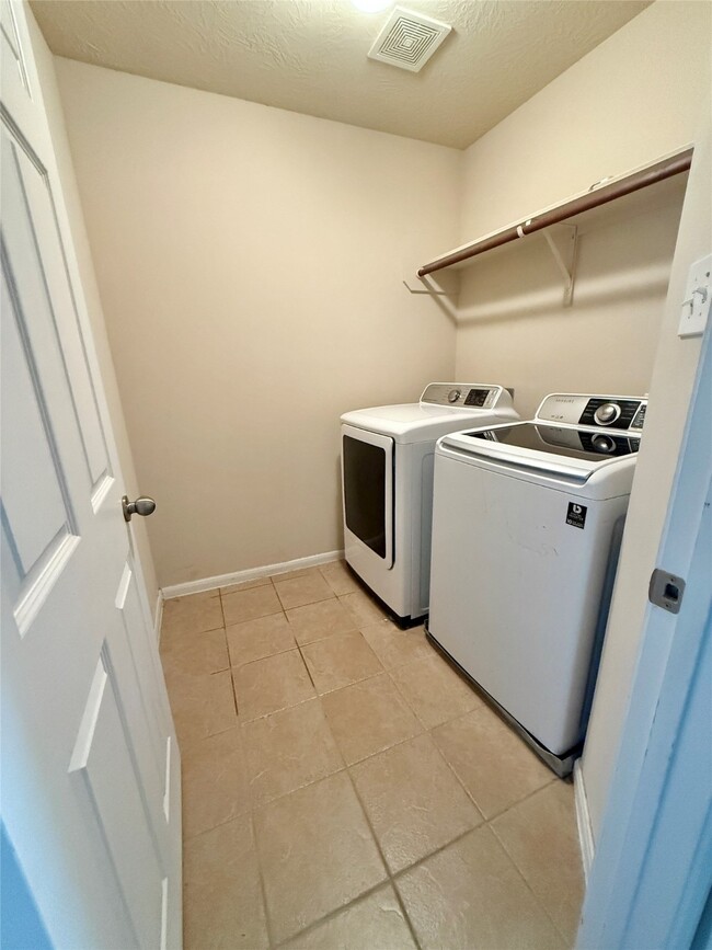 Building Photo - 2042 Nichole Woods Dr