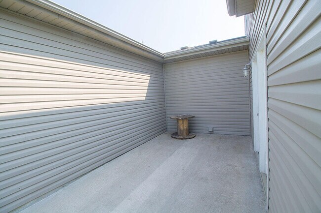 Building Photo - 1945 Center St