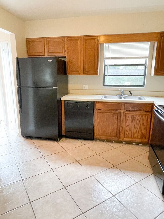 Building Photo - Beautiful 3-Bedroom, 2-Bath Home with 2-Ca...
