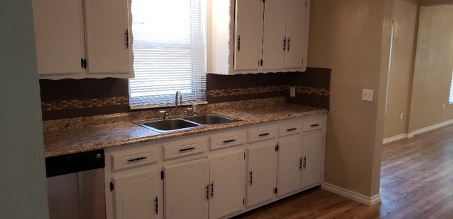 Building Photo - 1304 W Walnut Ave