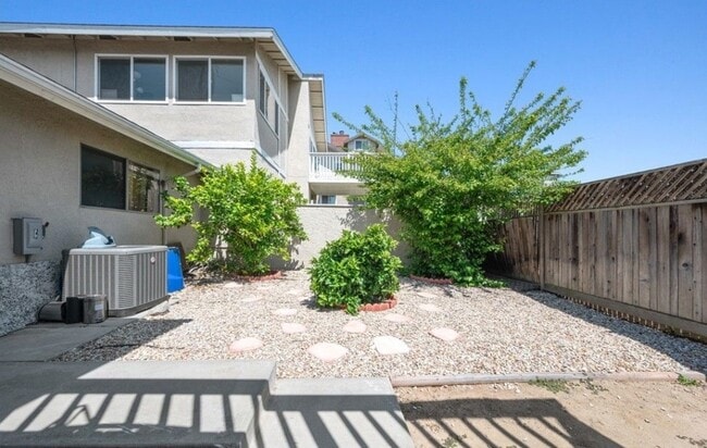 Building Photo - 1600 Crescent Heights St