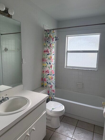 Building Photo - 4400 Venice Dr