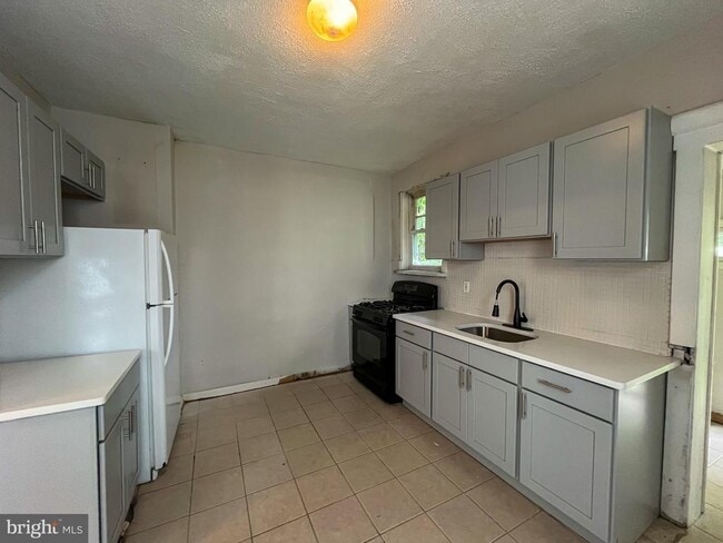 Building Photo - 221 Woodlawn Ave