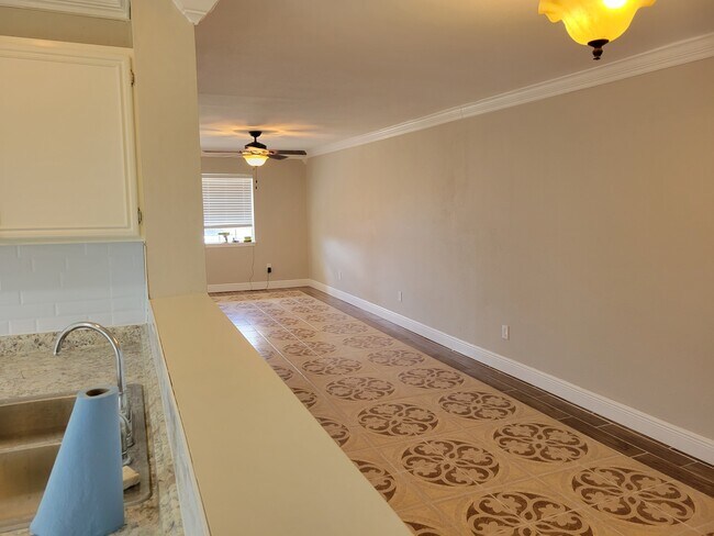 Building Photo - 810 Springvale Dr