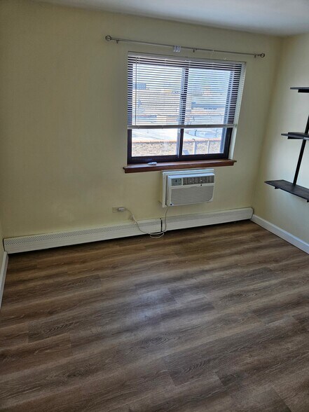 Building Photo - 607 W Wrightwood Ave