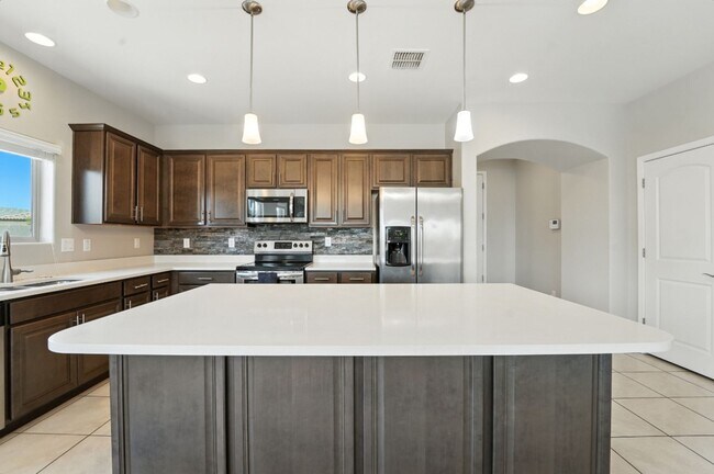 Building Photo - Welcome to this stunning 3-bedroom, 2-bath...