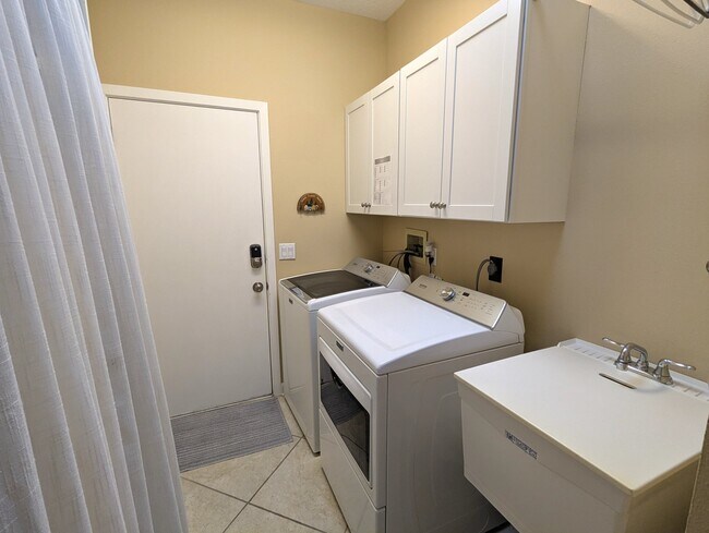 Building Photo - 252 S Glades Trail