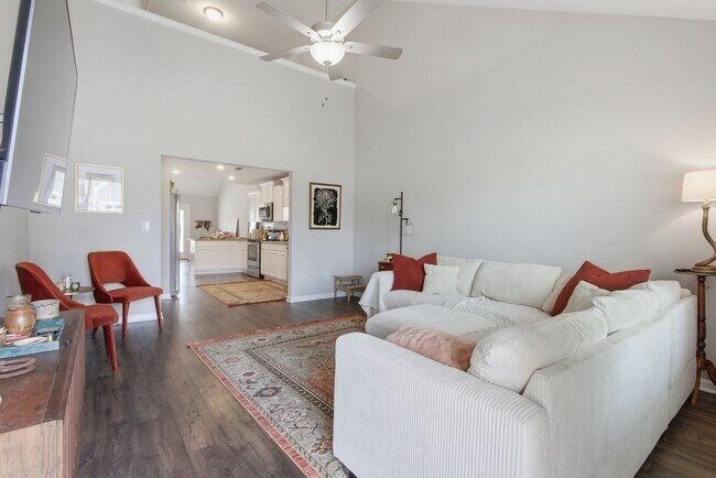 Building Photo - 220 Ruth Wy